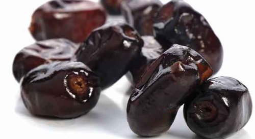 Kurma Mazafati hitam berkilat dan gempal, hujung bertangkai masih kelihatan pada beberapa biji.
